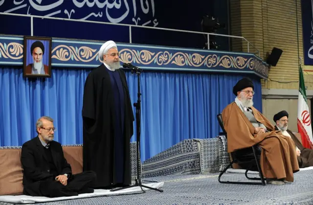 Ali Larijani (bìa trái) là nhân vật thân tín của đại giáo chủ quá cố Ali Khamenei (ngồi phía trước)