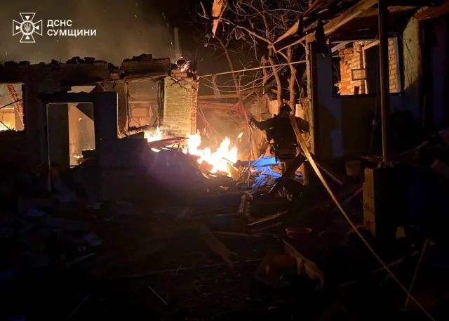 пожар после ночной атаки в Сумской области