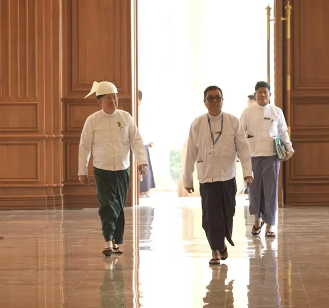 အမျိုးသားလွှတ်တော်ဥက္ကဋ္ဌနေရာအတွက် နေပြည်တော်လွှတ်တော်အသိုင်းအဝိုင်းကြား ရေပန်းစားနေတဲ့ ဦးအောင်လင်းဒွေး (ဝဲဘက် တိုက်ပုံဝတ်၊ ခေါင်းပေါင်းနဲ့အမျိုးသား)