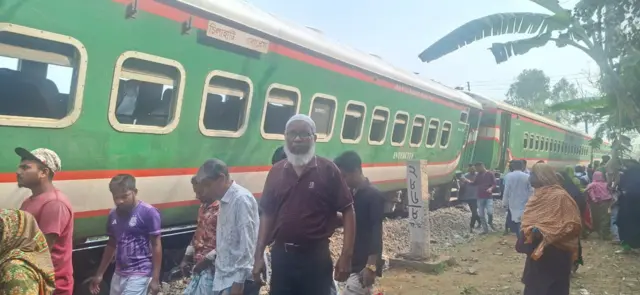 লাইনচ্যুৎ হওয়া বগিগুলো উদ্ধারে কাজ করছে রেলওয়ে ও ফায়ার সার্ভিসের কর্মীরা