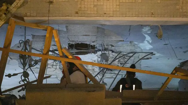 ईरानी मिसाइल हमले में तेल अवीव के बाहरी इलाक़े में एक बुज़ुर्द दंपति की मौत हो गई है