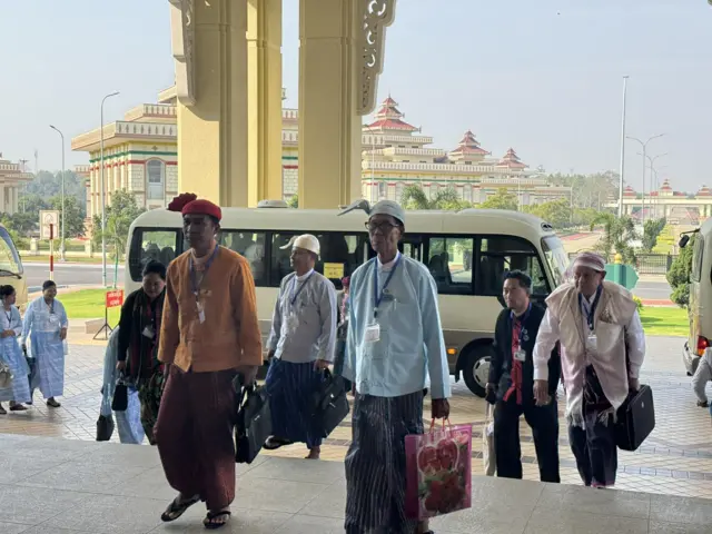 မတ်လ ၁၈ ရက် မနက်ခင်း အမျိုးသားလွှတ်တော်တက်၊ အမတ်အဖြစ် ကျမ်းသစ္စာကျိန်ဆိုဖို့ လွှတ်တော်မှာ မြင်ရတဲ့ ကိုယ်စားလှယ်တွေ