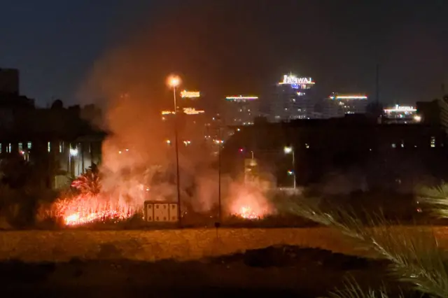 Bağdat'taki ABD büyükelçiliği saldırı sonrası çıkan yangın