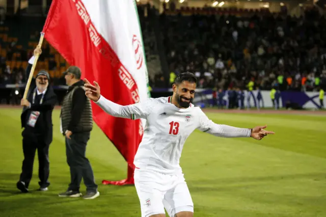 İranlı futbolcu kupa bileti aldıkları maçta kutlama yapıyor.