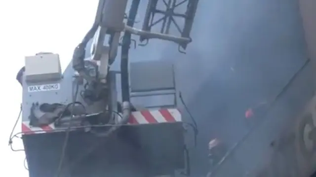 पालम में आग और घुएं से घिरा मकान