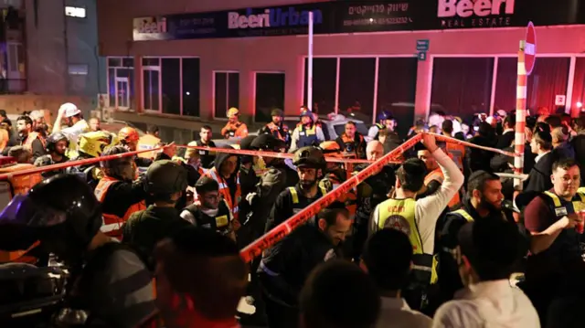 इसराइल की राजधानी तेल अवीव में ईरानी मिसाइल हमले में क्षतिग्रस्त हुई एक रिहायशी इमारत