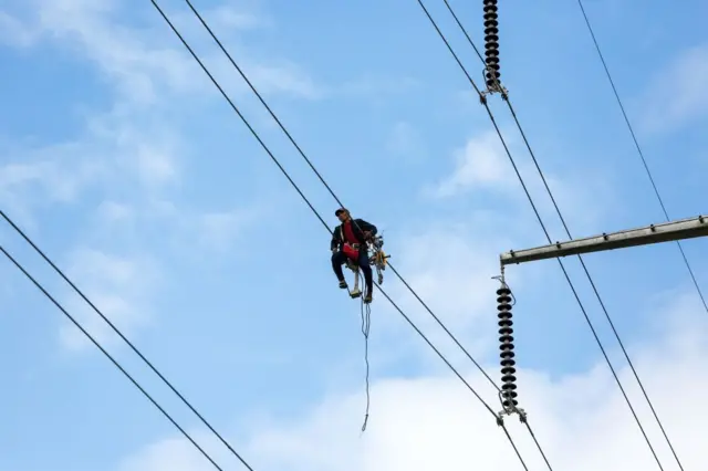 ရန်ကုန်မြို့ပြင်မှာ လျှပ်စစ်ဓာတ်အားလိုင်းတွေ ပြုပြင်ထိန်းသိမ်းနေပုံ (ပုံဟောင်း)