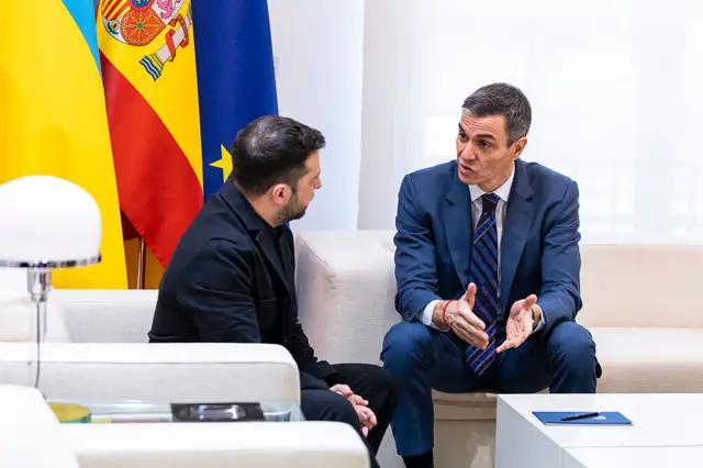 Премьер-министр Испании Педро Санчес и президент Украины Владимир Зеленский