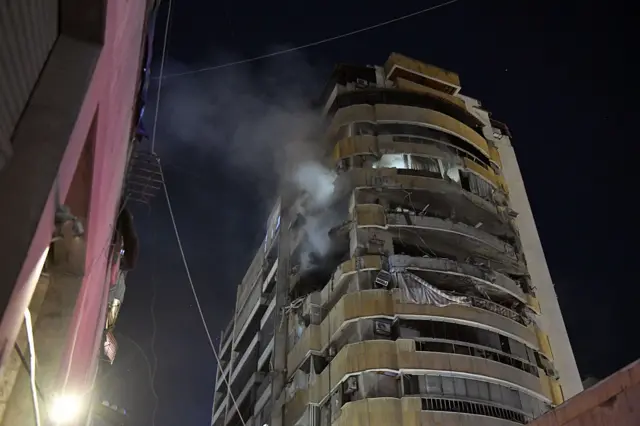 Beyrut'ta vurulan binadan dumanlar yükseliyor.