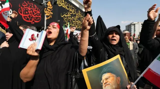 نساء يهتفن بشعارات خلال جنازة رئيس الأمن الإيراني علي لاريجاني وضحايا المدمرة "آيريس دينا" في ساحة انقلاب.