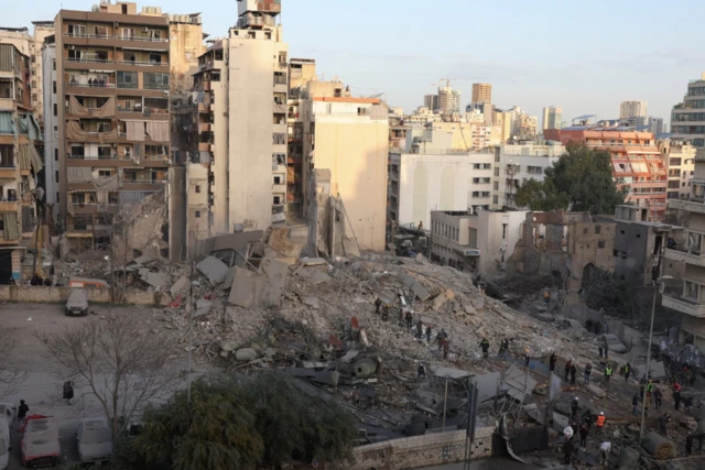 رجال الإنقاذ في موقع مبنى منهار، في أعقاب غارة إسرائيلية في بيروت