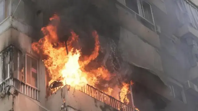 Một tòa nhà tại Beirut bốc cháy