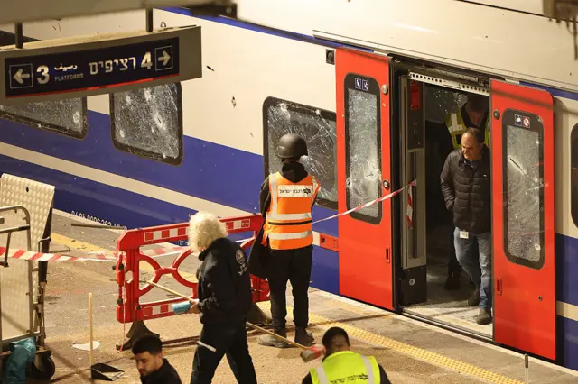 Tren istasyonunda hasar alan bir tren.
