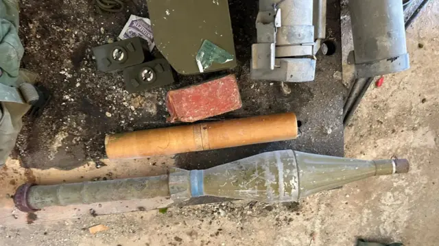 أسلحة عثر عليها الجيش الإسرائيلي في مواقع تابعة لحزب الله، بحسب قوله