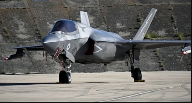 Diyaarad F-35 ah ayaa lagu arkay RAF Akrotiri 5tii Maarso gudaha Akrotiri, Qubrus