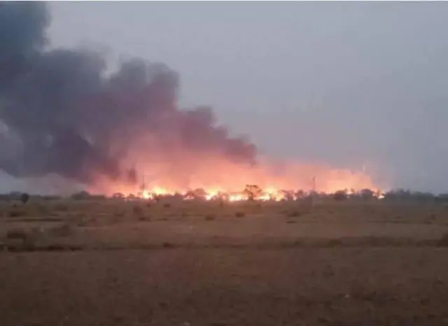 နတ်တလင်းမြို့နယ်ထဲက ရွာတွေ မီးရှို့ခံရတဲ့ မြင်ကွင်းကို အဝေးက တွေ့ရစဉ်