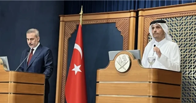 Hakan Fidan ve arap siyasetçi yan yana kürsülerde ayaktalar