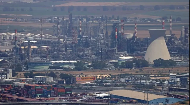 Sawir ku saabsan warshadda sifaynta shidaalka ee Haifa, oo la qaaday Juun 2025