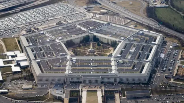 Ibiro bya Minisiteri y'ingabo ya Amerika bizwi nka Pentagon biri i Arlington muri leta ya Virginia hafi ya Washington D.C