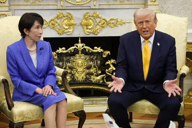 Trump Oval Ofis'te Japonya Başbakanı ile görüştü.