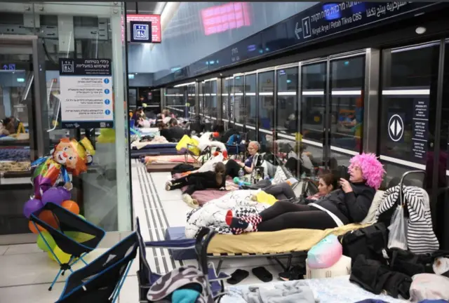 شهروندان اسرائیلی در یک ایستگاه زیرزمینی قطار در تلآویو در شب جشن پوریم. آنها شب را در این پناهگاه به سر میبرند.