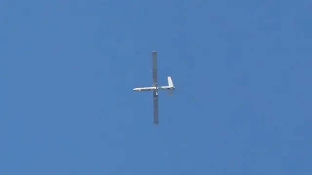 Um drone israelense sobrevoando os subúrbios do sul de Beirute na manhã desta segunda-feira (2/3)