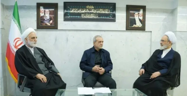 Trois dignitaires iraniens assis