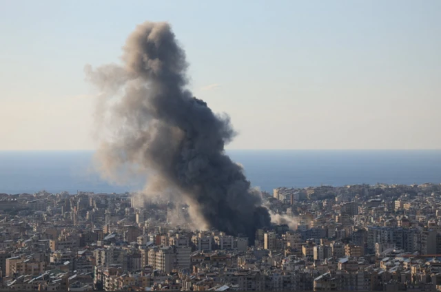 تصاعد الدخان بعد غارة إسرائيلية على الضواحي الجنوبية لبيروت وسط المباني المكتظة، في أعقاب تصعيد بين حزب الله وإسرائيل. الصورة التقطت نهاراً.