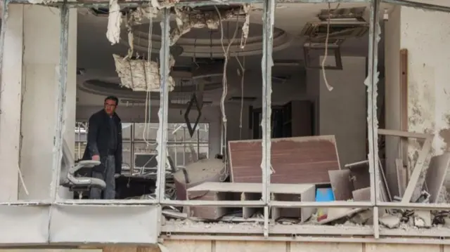 Novas imagens mostram os danos causados ​​ao Hospital Gandhi, em Teerã, após o que Israel classificou como um ataque à infraestrutura militar