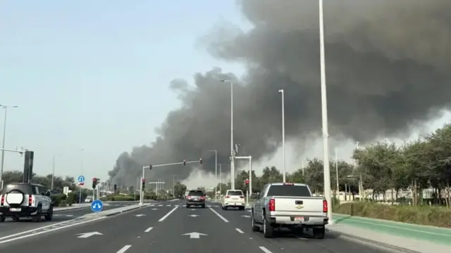 Una explosión vista desde una carretera en Dubai