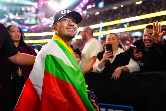 ပြီးခဲ့တဲ့နှစ် ဖလိုက်ဝိတ် ချန်ပီယံ ထိုးသတ်ပွဲအပြီး မြန်မာအလံခြုံထားတဲ့ ဂျော့ရှုဝါ ဗန်