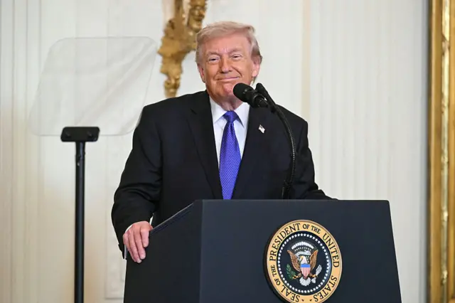 صورة بتاريخ 2 مارس/أذار عام 2026، أثناء إلقائه خطاباً في القاعة الشرقية بالبيت الأبيض.