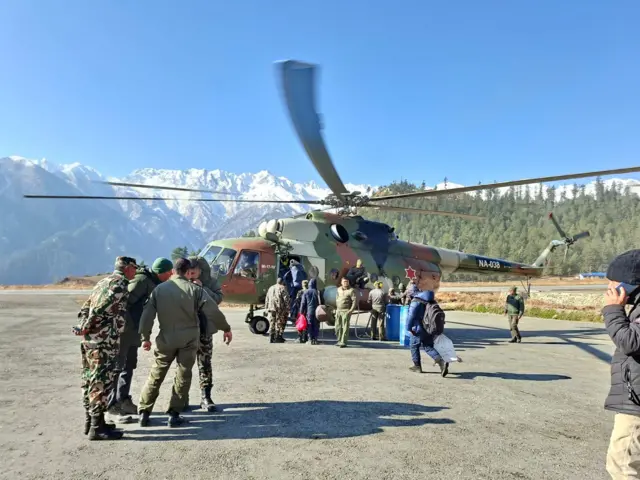 नेपाली सेनाको हेलिकप्टर र निर्वाचन गराउन खटेका सुरक्षाकर्मी कर्मचारीहरू