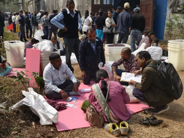 पर्सामा निर्वाचन कर्मचारीहरू आ-आफ्नो कार्यक्षेत्र लग्ने निर्वाचन सामग्री बुझ्दै कर्मचारीहरू