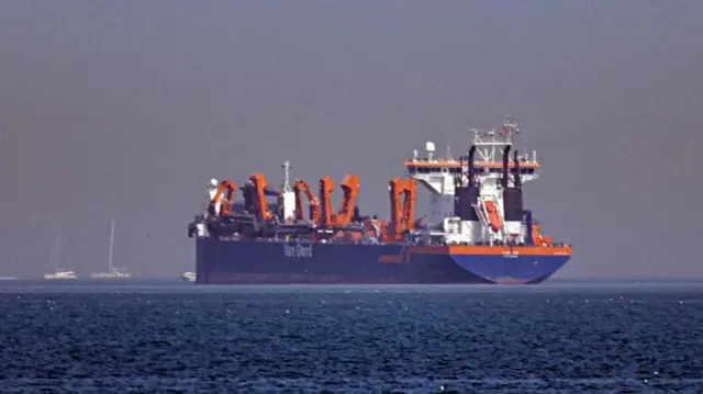 Los buques petroleros se han visto obligados a fondear frente a la amenaza de Irán de cerrar el Estrecho de Ormuz.