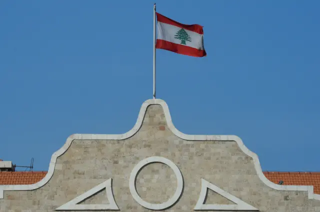 العلم اللبناني فوق مقر الحكومة اللبنانية في بيروت