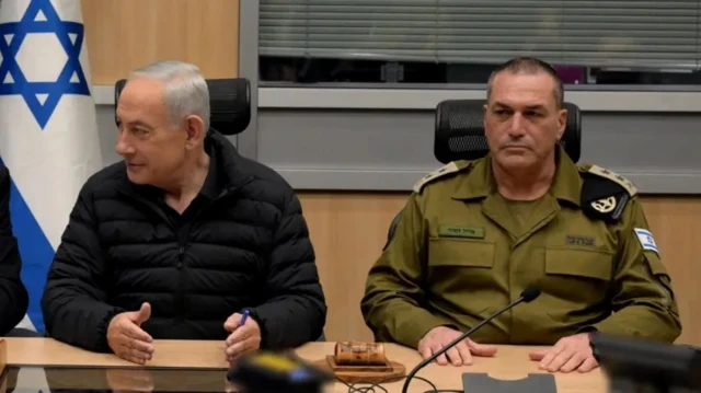 Eyal Zamir (kulia) akiwa na Waziri Mkuu wa Israel Benjamin Netanyahu