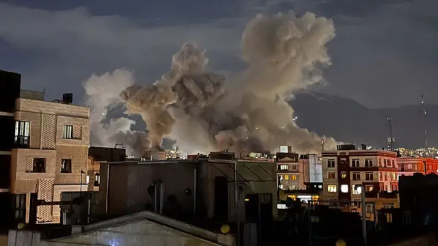 Una columna de humo tras una explosión en Teherán