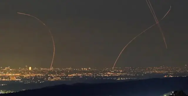 Израильская система противоракетной обороны перехватывает иранские ракеты