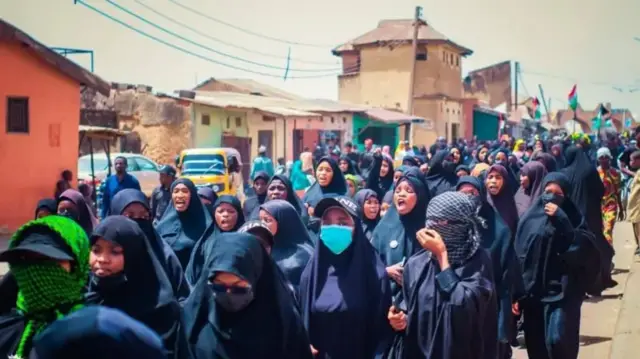 Ndị otu Shia yi uwe ojii jiri ọkọlọtọ mba Ịran n'aka na-eme ngagharịiwe