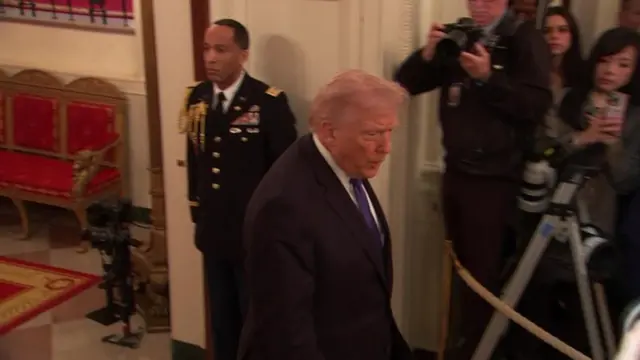 Donald Trump entrando en la Sala Este de la Casa Blanca.