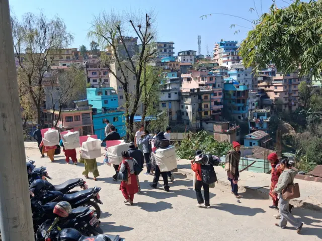निर्वाचन कार्यालय रुकुम पश्चिमबाट विभिन्न ठाउँमा रहेका मतदान स्थलमा निर्वाचन सामग्री लगिँदै