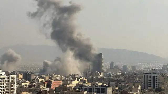 Columnas de humo se elevan tras las explosiones reportadas en Teherán esta mañana.