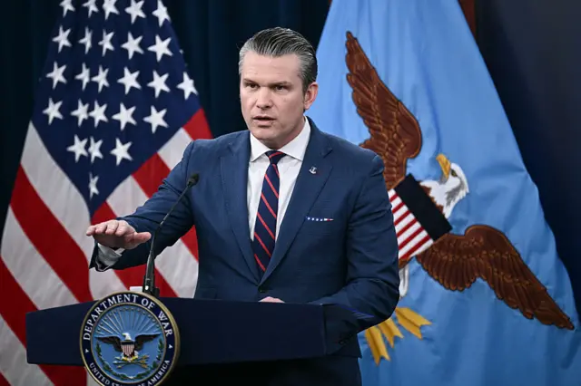 ABD Savunma Bakanı Pete Hegseth, 2 Mart 2026'da Washington DC'deki Pentagon'da İran'daki ABD askeri harekatıyla ilgili bir basın toplantısında konuşuyor.