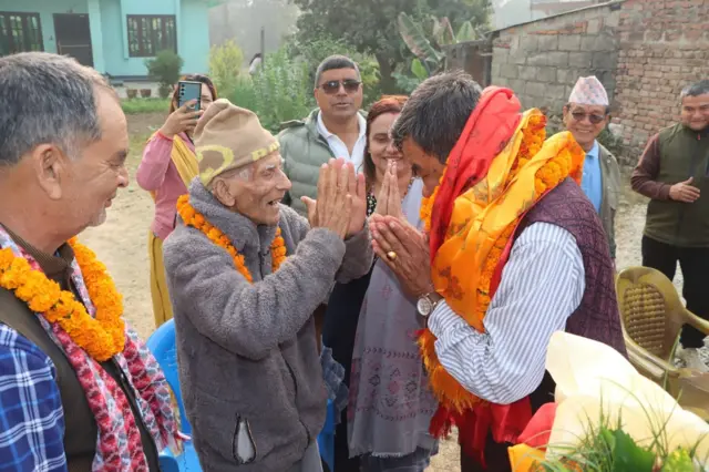 चितवन ३ मा मतदाताहरूसँग नेपाली कांग्रेसका टेकप्रसाद गुरुङ