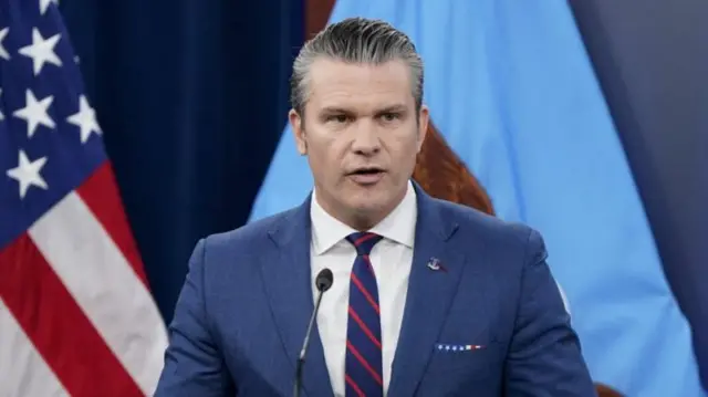 Le secrétaire américain à la Défense, Pete Hegseth, a rompu le silence lundi lors d'une brève conférence de presse