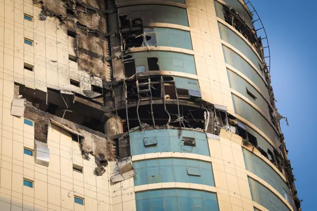 أضرار لحقت بعدة مبانٍ في المنامة/البحرين خلال هجوم إيراني عقب الضربات الأمريكية والإسرائيلية.