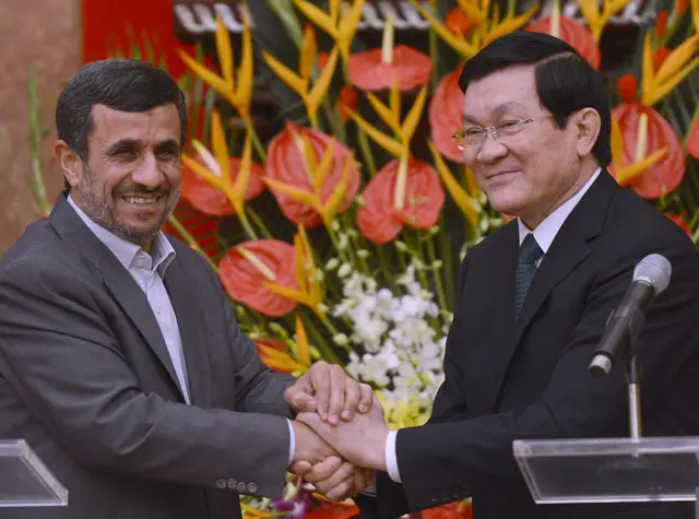 Tổng thống Iran Mahmoud Ahmadinejad bắt tay Chủ tịch nước Trương Tấn Sang trong chuyến thăm Việt Nam năm 2012
