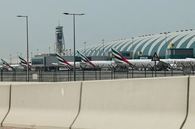 Des avions de la compagnie aérienne Emirates sont stationnés sur le tarmac de l'aéroport international de Dubaï, à Dubaï, le 2 mars 2026.