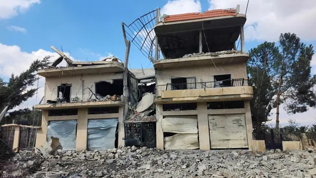 Des débris jonchent la rue près du site d'une frappe aérienne israélienne qui a visé le village de Douris, dans la vallée de la Bekaa, le 2 mars 2026.